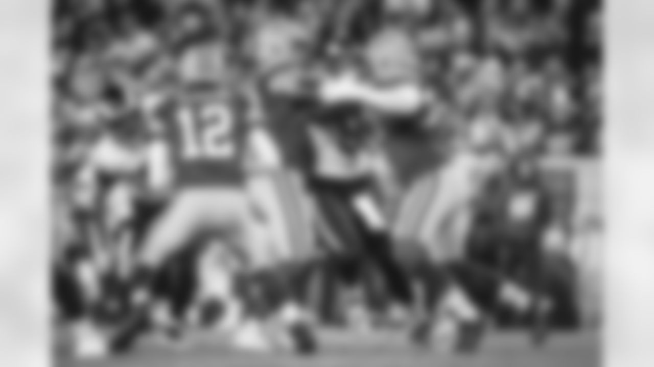 The Los Angeles Rams take on the Green Bay Packers during Week 12 of the 2021 regular season.