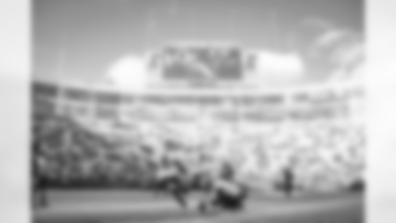 The Los Angeles Rams take on the Green Bay Packers during Week 12 of the 2021 regular season.