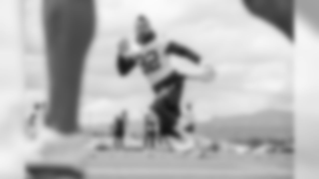 Safety (32) Eric Weddle of the Los Angeles Rams works out on Day 1 of Phase II of the offseason workouts, Monday, April 29, 2019, in Thousand Oaks, CA. (Jeff Lewis/Rams)