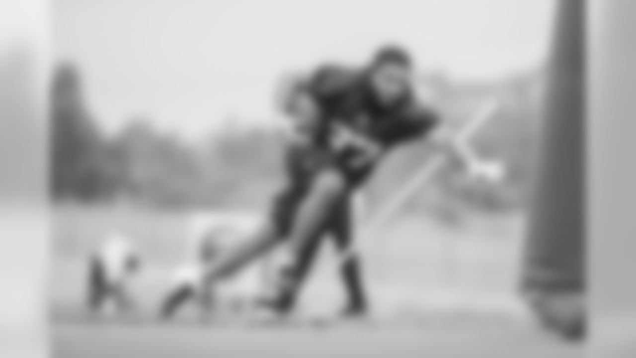 Running back (37) Matt Colburn of the Los Angeles Rams works out on the field, Tuesday, May 14, 2019, in Thousand Oaks, CA. (Jeff Lewis/Rams)