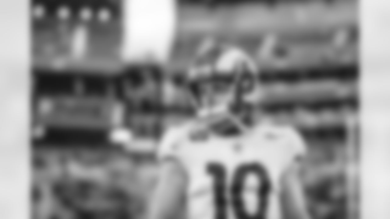 The Los Angeles Rams take on the Green Bay Packers during Week 12 of the 2021 regular season.