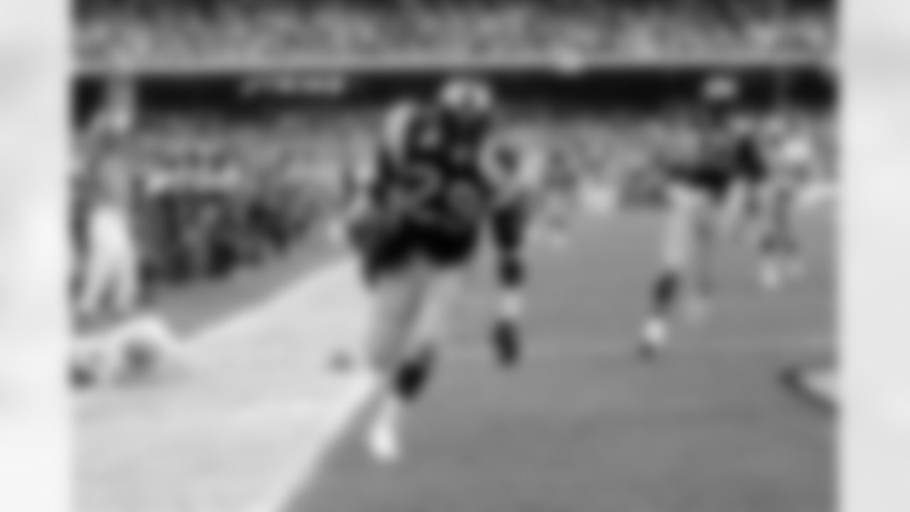 Los Angeles Rams Hall of Fame running back Eric Dickerson (29) scores on a 40-yard run during the 4th quarter of an 1985 NFC Divisional NFL playoff game against the Dallas Cowboys on January 4, 1986. The Rams defeated the Cowboys 20-0. (Peter Read Miller via AP)