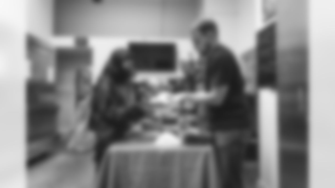 E_221123_APLACECALLEDHOMETHANKSGIVINGMEALSERVICE_3239