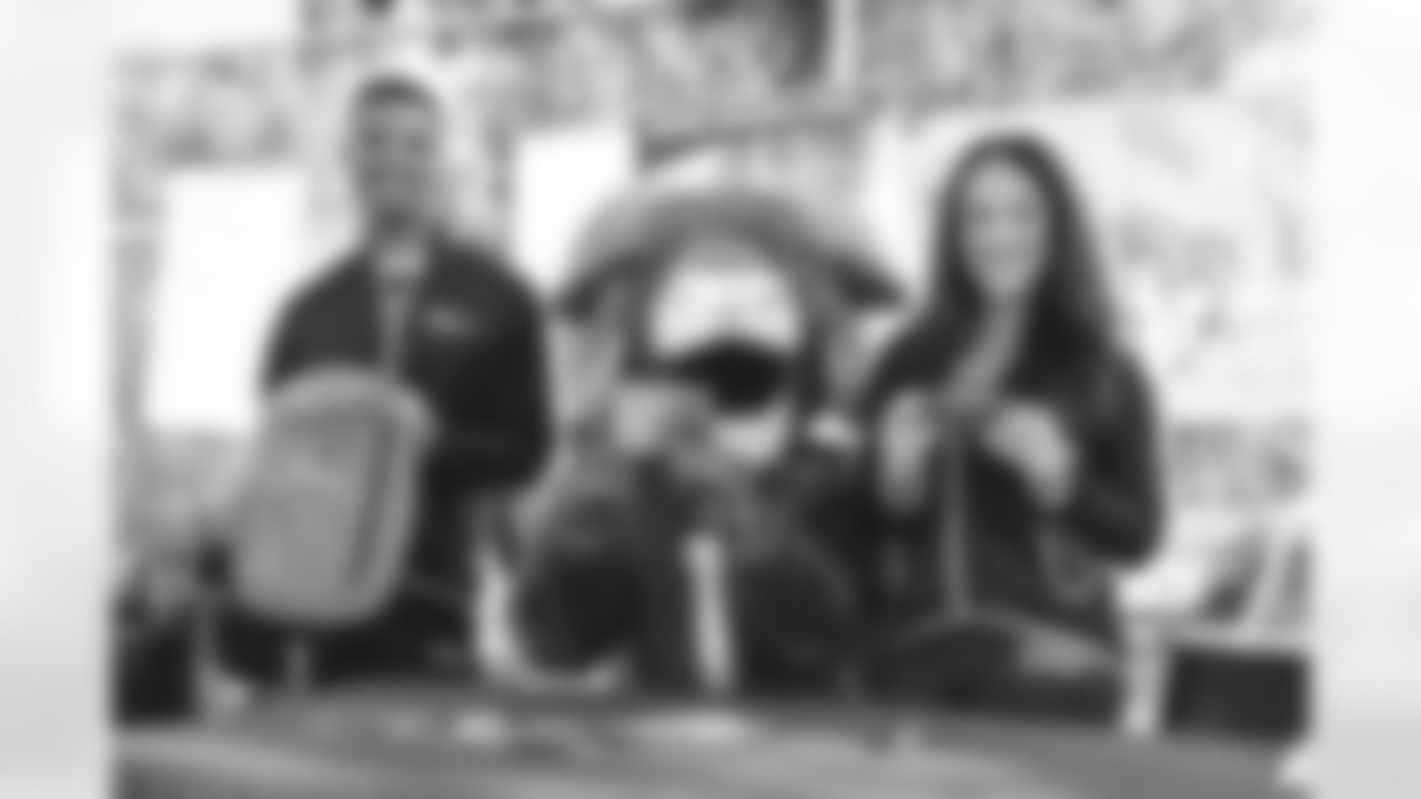 E_221204_HealthNet_Backpack_Distribution_6732