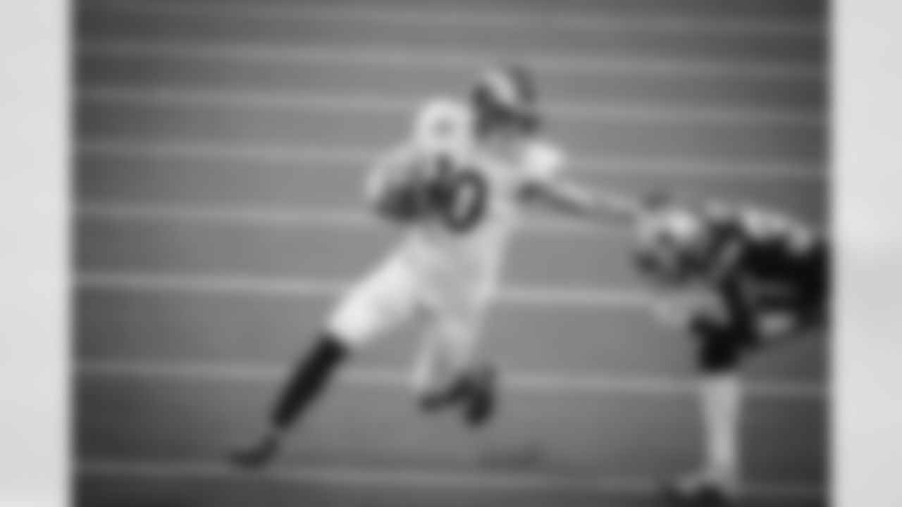 Wide receiver (10) Cooper Kupp of the Los Angeles Rams catches a pass and runs against the Dallas Cowboys during the Rams 20-17 victory against the Cowboys in an NFL Week 1 regular season game, Sunday, September 13, 2020, in Inglewood,Calif. (Jeff Lewis/LA Rams)