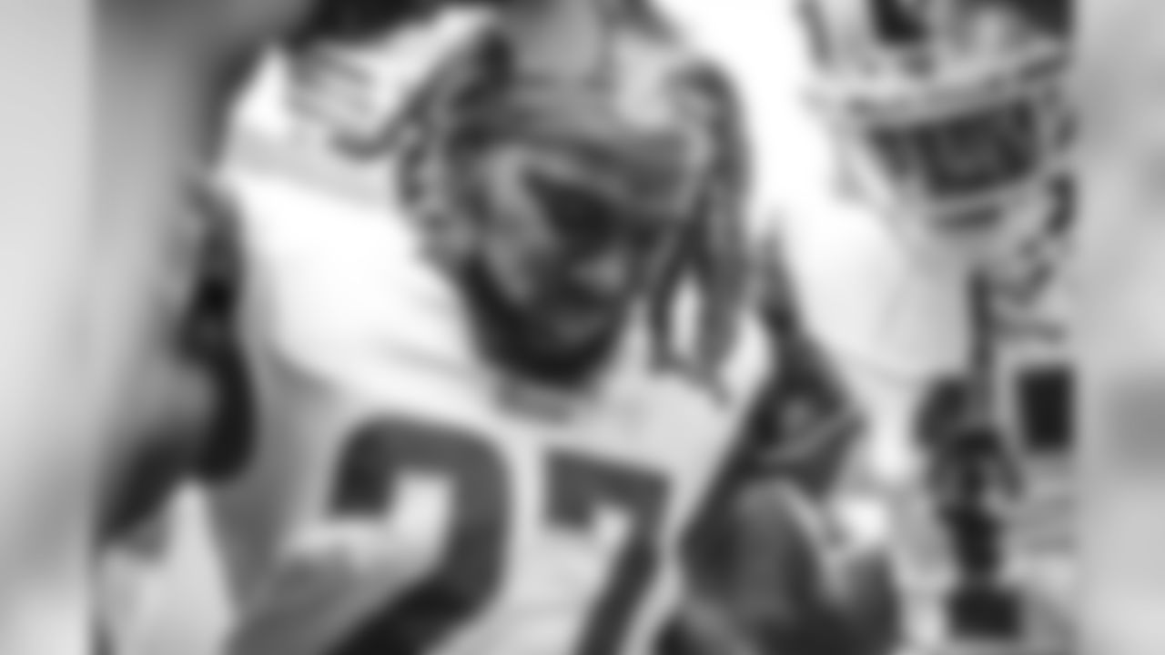 Running back (27) Darrell Henderson of the Los Angeles Rams huddles with teammates before the Rams 31-34 loss to the 49ers in an NFL Week 16 regular season game, Saturday, December 21, 2019, in Santa Clara, CA. (Jeff Lewis/Rams)