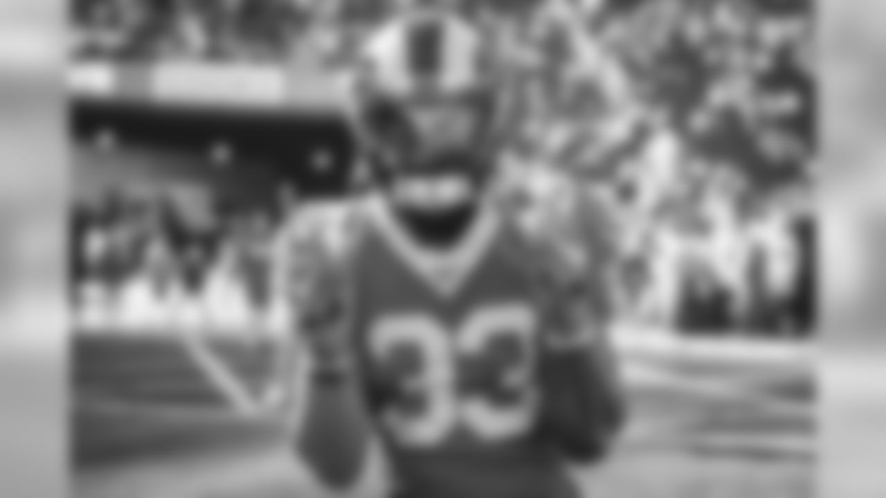 Safety (33) Nick Scott of the Los Angeles Rams warms up before the Rams 31-24 victory over the Cardinals in an NFL Week 17 regular season game, Sunday, December 29, 2019, in Los Angeles, CA. (Jeff Lewis)
