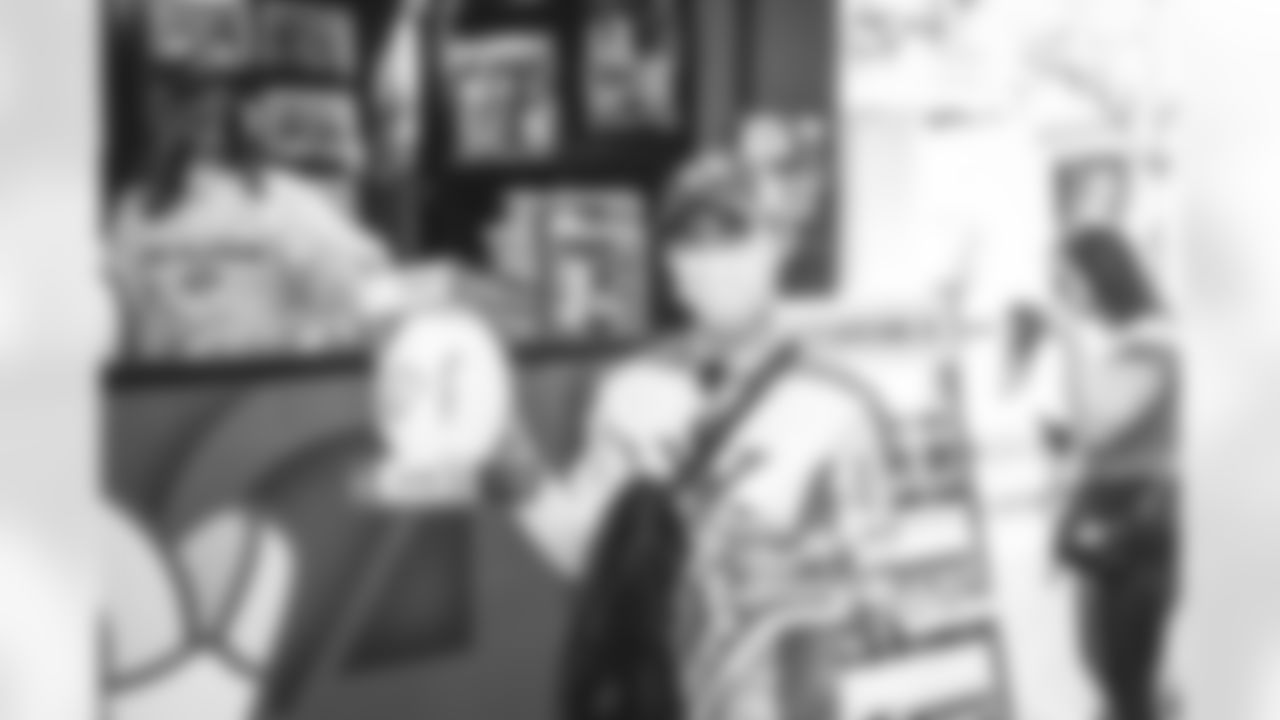 E_220121_PlayoffNewsStandPopUp_8460