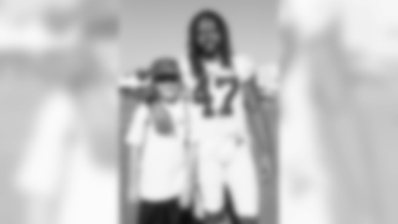 Cornerback (47) Ramon Richards of the Los Angeles Rams poses for a photo with a fan during Day 3 of Training Camp, Saturday, July 28, 2018, in Irvine, CA. (Will Navarro/Rams)