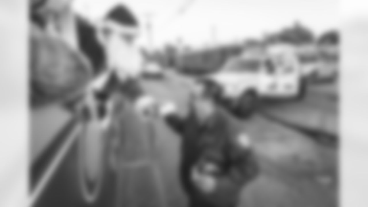 E_211217_WattsRamsSleighRide_27