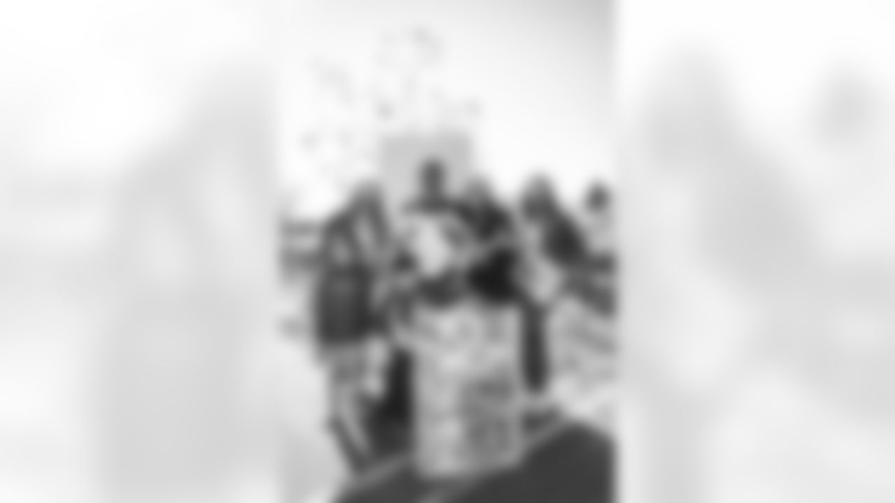 E_211218_Holiday_Distribution_8186