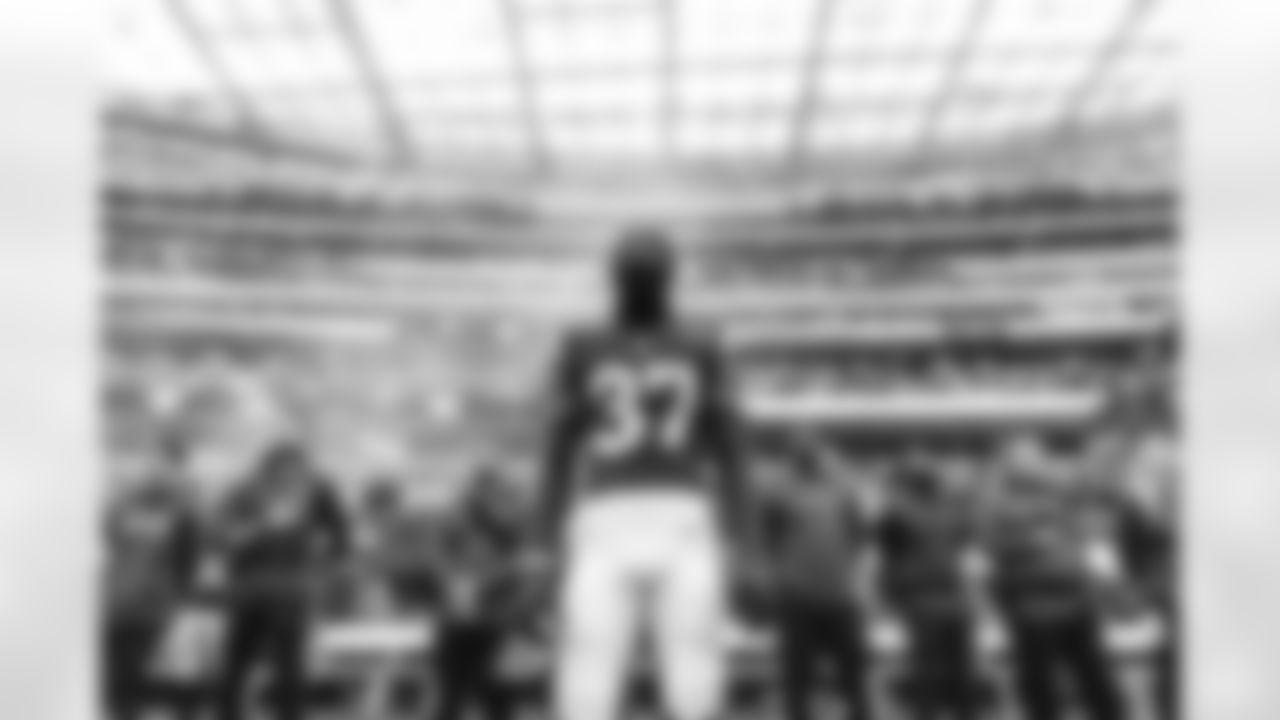 The Los Angeles Rams take on the Seattle Seahawks during Week 13 of the 2022 NFL regular season.