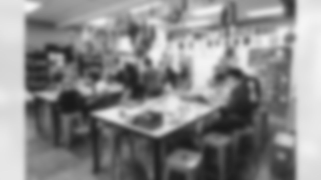 E_221123_APLACECALLEDHOMETHANKSGIVINGMEALSERVICE_3445