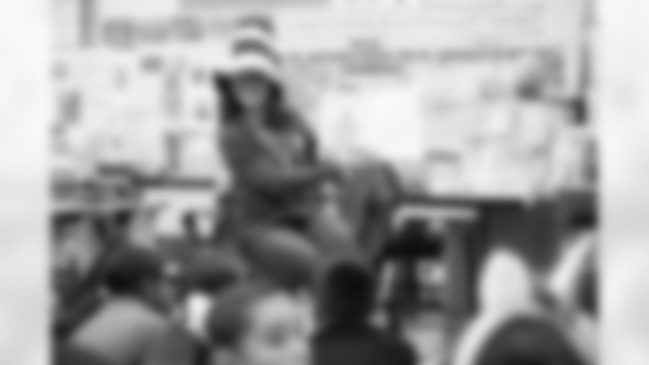 Los Angeles Rams staff participate in Read Across America at Marianna Avenue Elementary School, Friday, March 1, 2019, in Los Angels, CA. (Jeff Lewis/Rams)