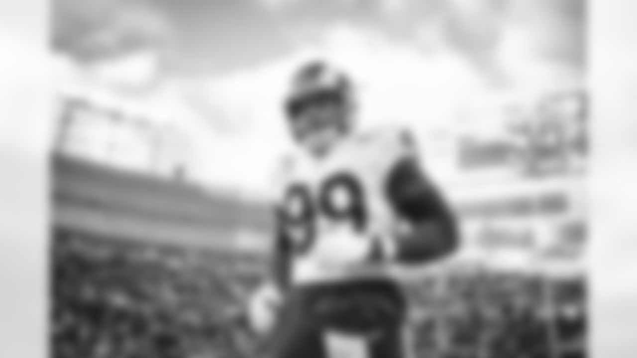 The Los Angeles Rams take on the Green Bay Packers during Week 12 of the 2021 regular season.