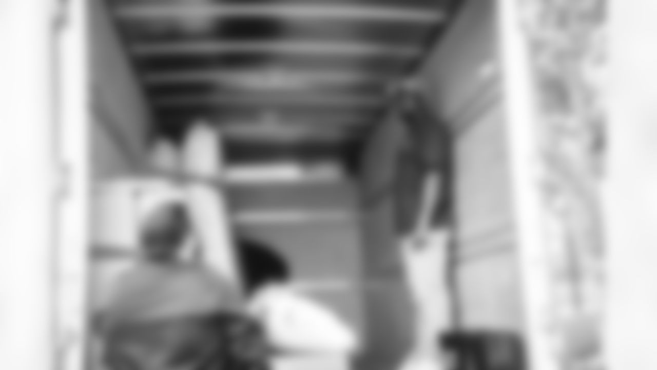 E_211130_Sleep_Number_Delivery_1448