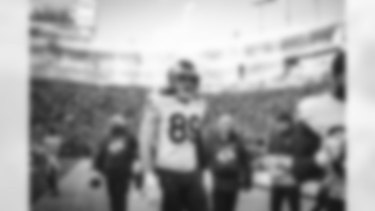 The Los Angeles Rams take on the Green Bay Packers during Week 12 of the 2021 regular season.