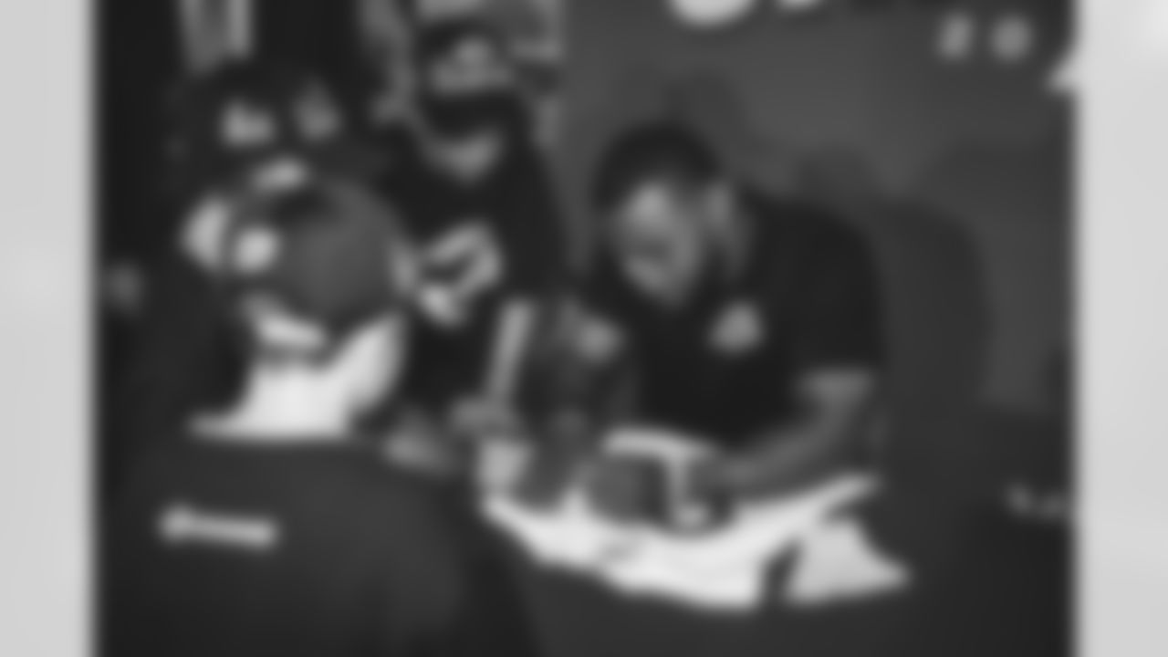 Justin Hollins meeting with fans during Vamos Rams Champions Tour en México.