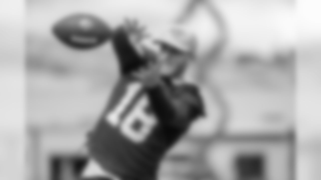 Wide receiver (18) Cooper Kupp of the Los Angeles Rams practices on day 5 of Phase II of the offseason program workouts, Monday, May 6, 2019, in Thousand Oaks, CA. (Jeff Lewis/Rams)