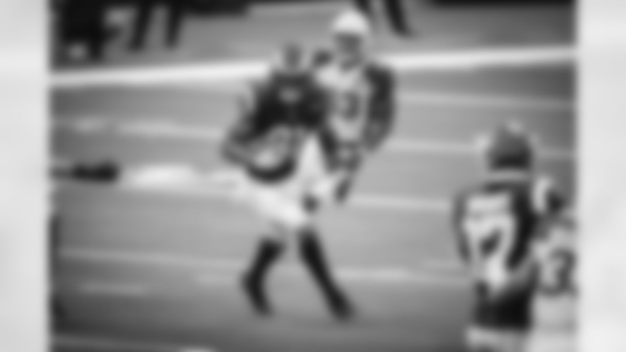 Gerald Everett of the Los Angeles Rams catches a pass and runs against the Arizona Cardinals during the Rams 18-7 victory in a Week 17 game, Sunday, January 3, 2021, in Inglewood, Calif. (Jeff Lewis/LA Rams)