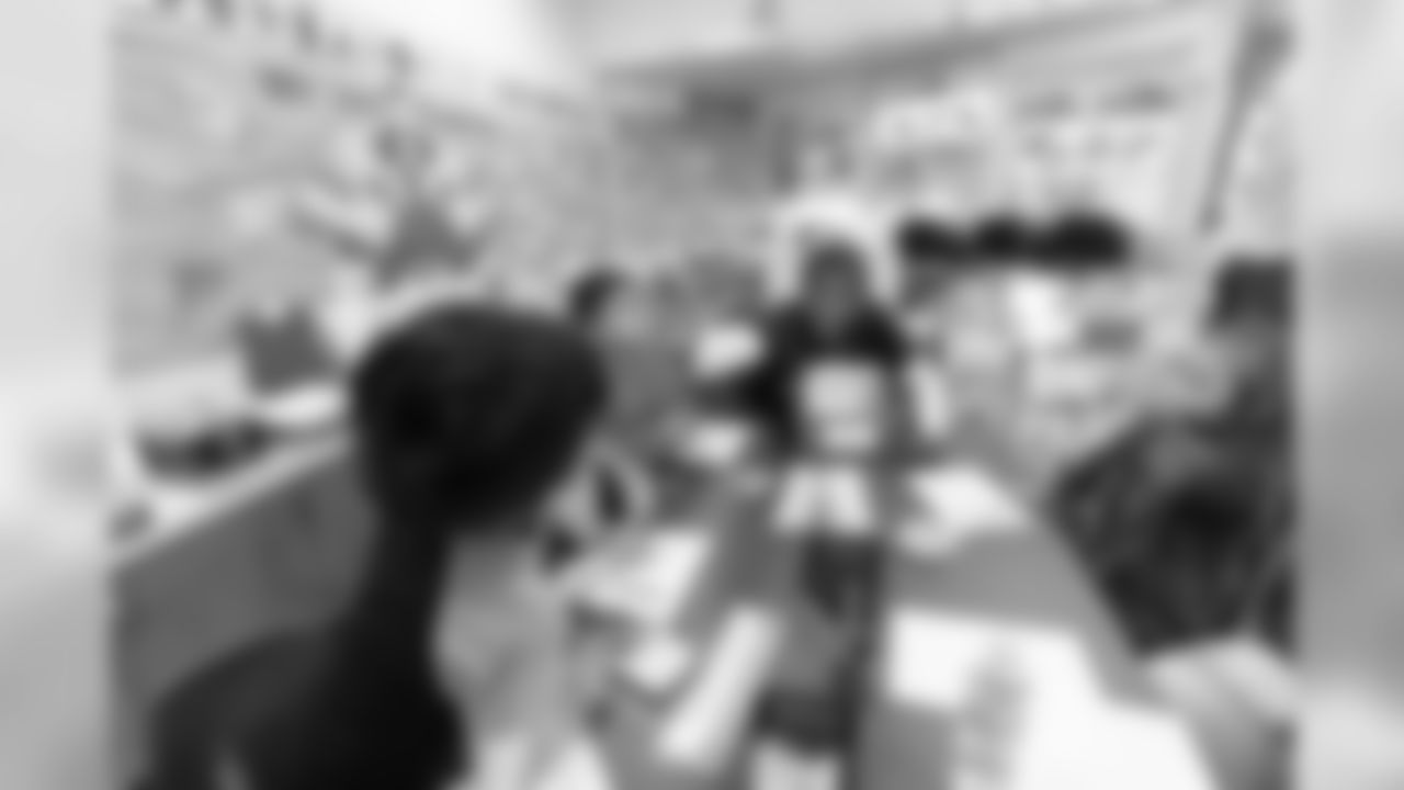In partnership with American Red Cross, Los Angeles Rams players, cheerleaders, and staff members visited elementary schools to help students personalize holiday cards of thanks for our veterans and military members all around the world. Tuesday, November 12, 2019, Thousand Oaks, CA. (Will Navarro/Rams)