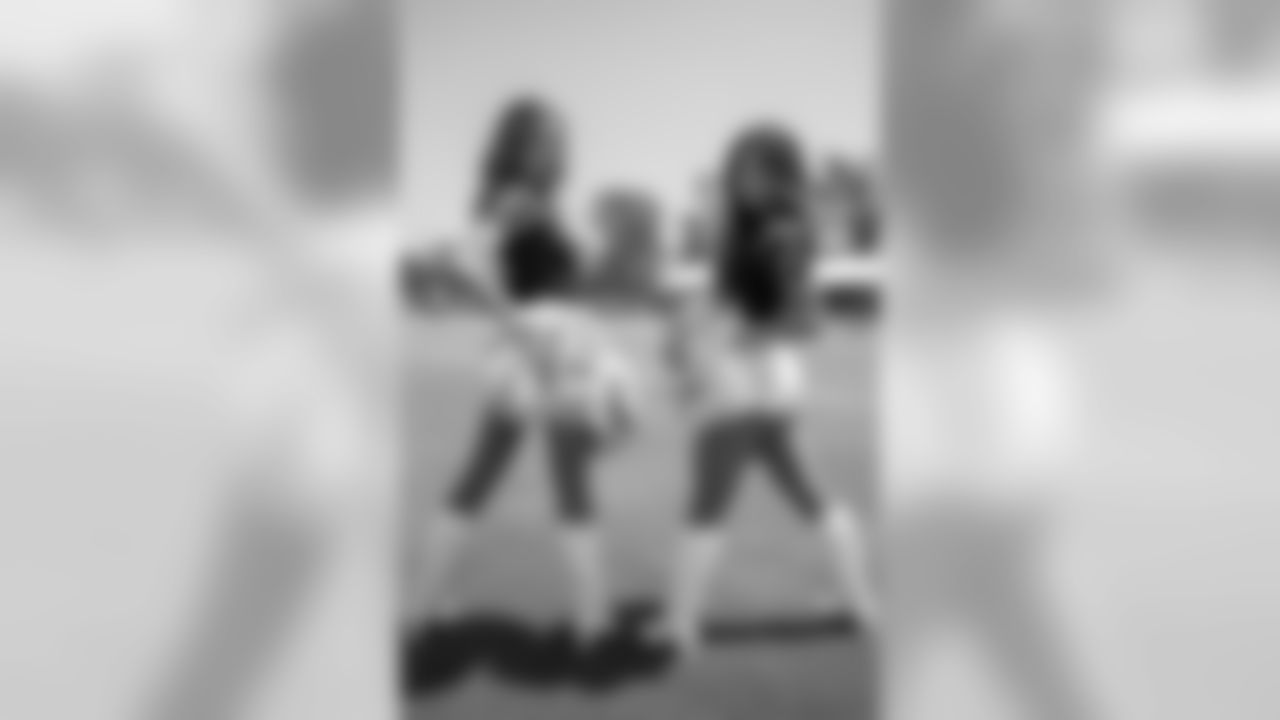Cheerleaders of The Los Angeles Rams during practice at The University of California Irvine in Irvine, CA on 7/28/18. (Rams/Hiro Ueno)
