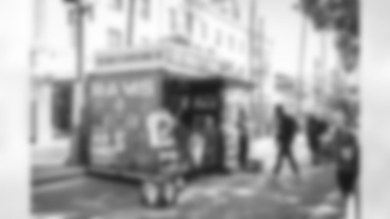 E_220121_PlayoffNewsStandPopUp_7899