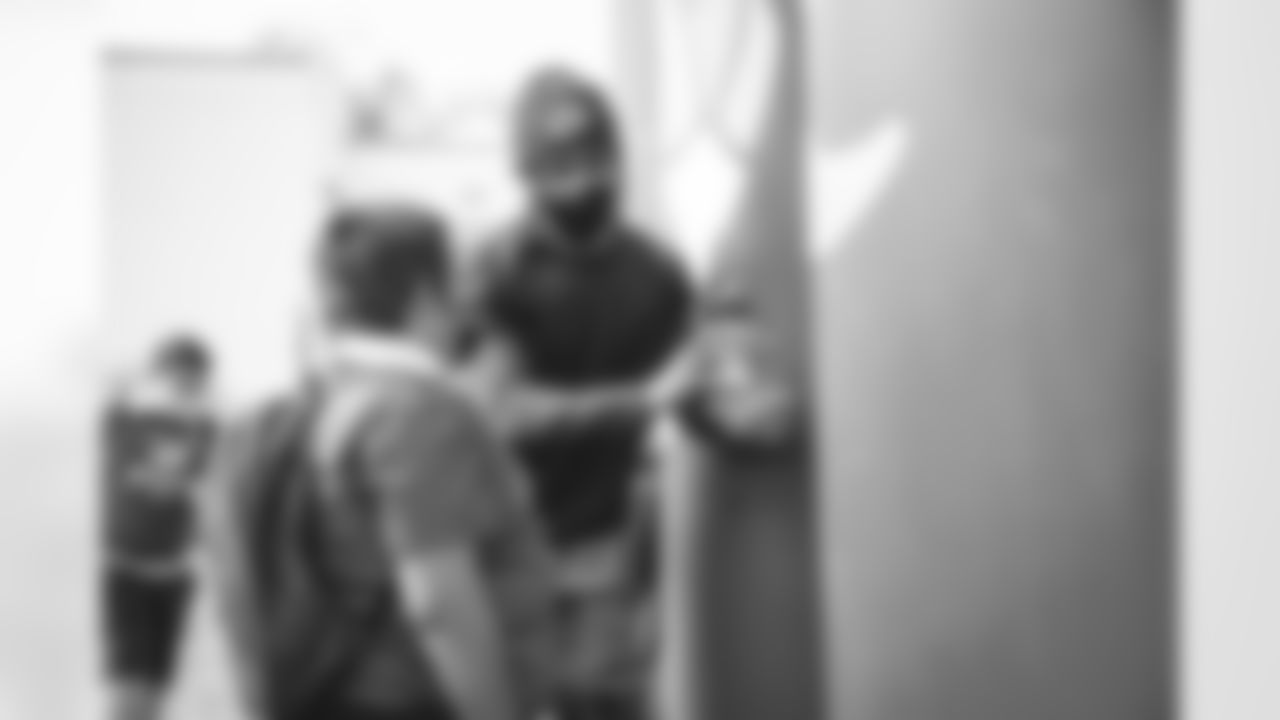 E_210903_backpack_distribution_4830