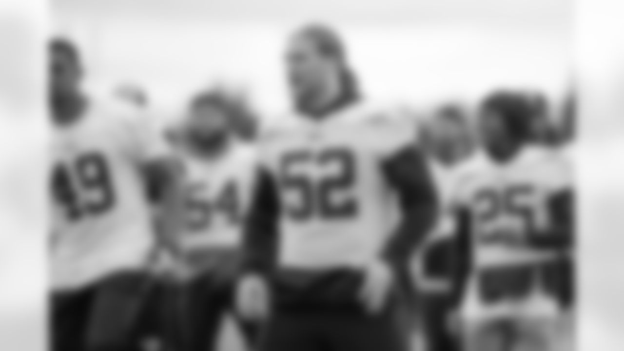 Linebacker (52) Clay Matthews of the Los Angeles Rams practices on day 5 of Phase II of the offseason program workouts, Monday, May 6, 2019, in Thousand Oaks, CA. (Jeff Lewis/Rams)