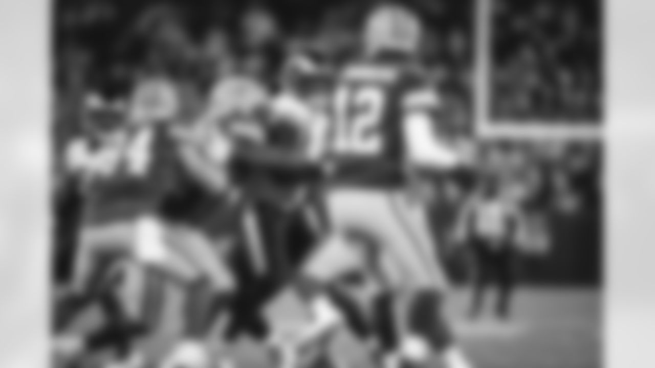 The Los Angeles Rams take on the Green Bay Packers during Week 12 of the 2021 regular season.