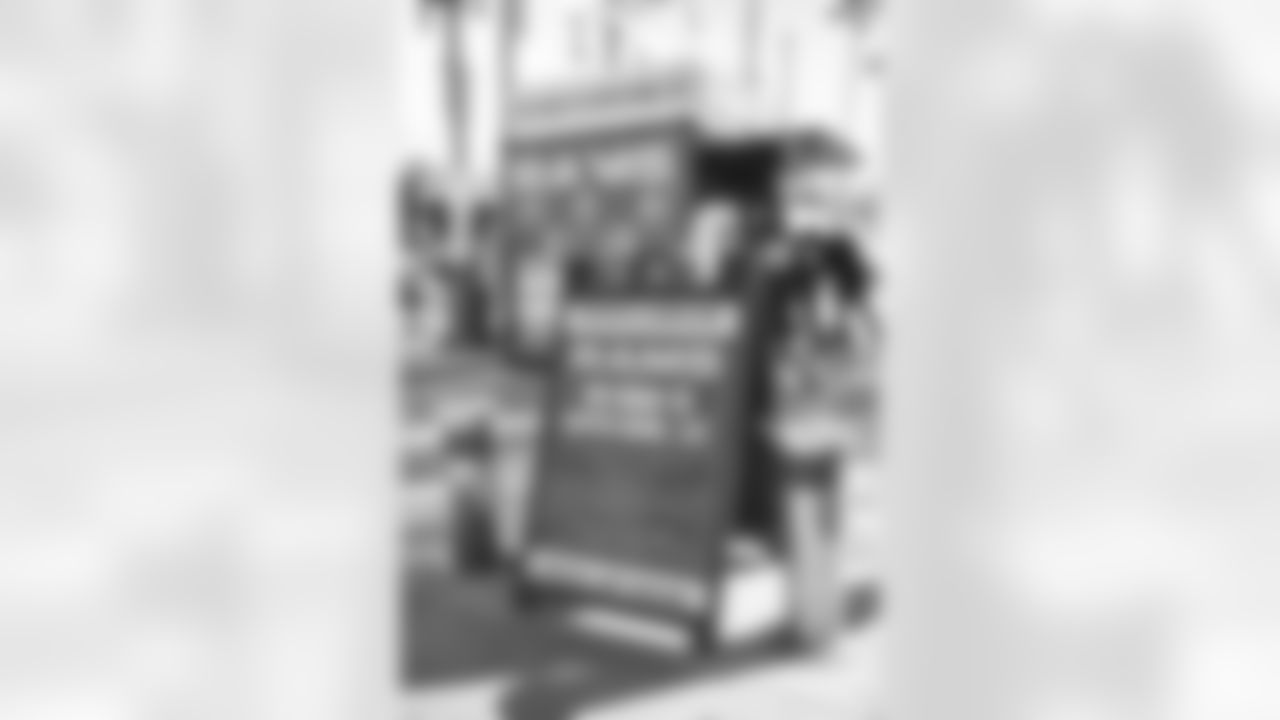E_220121_PlayoffNewsStandPopUp_7904