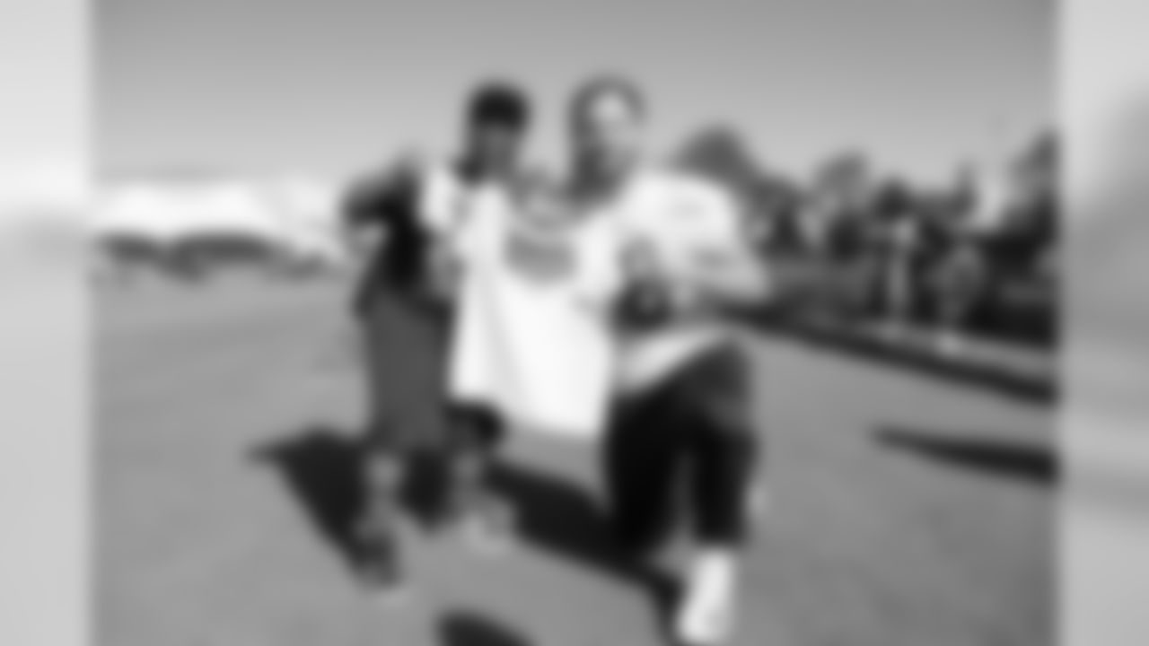 Outside linebacker (96) Matt Longacre of the Los Angeles Rams takes a photo with fans during Day 5 of Training Camp, Monday, July 30, 2018, in Irvine, CA. (Will Navarro/Rams)
