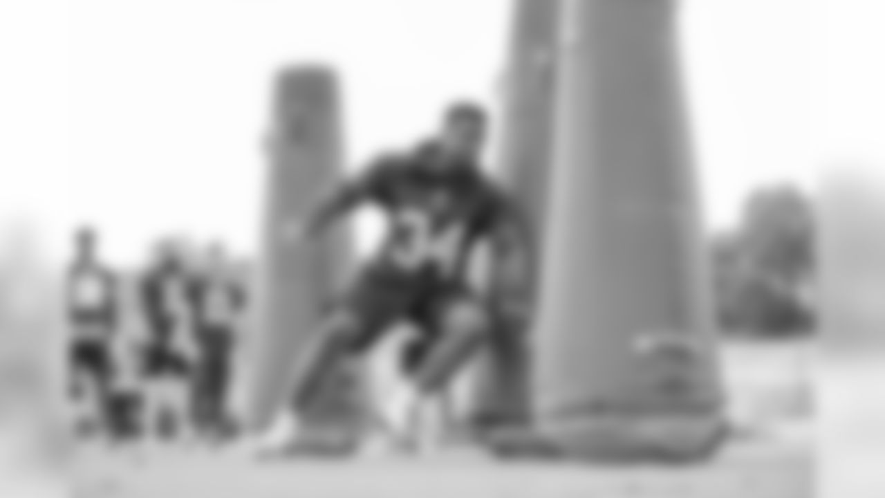 Running back (34) Malcolm Brown of the Los Angeles Rams practices on day 8 of Phase II of the offseason program workouts, Thursday, May 9, 2019, in Thousand Oaks, CA. (Jeff Lewis/Rams)