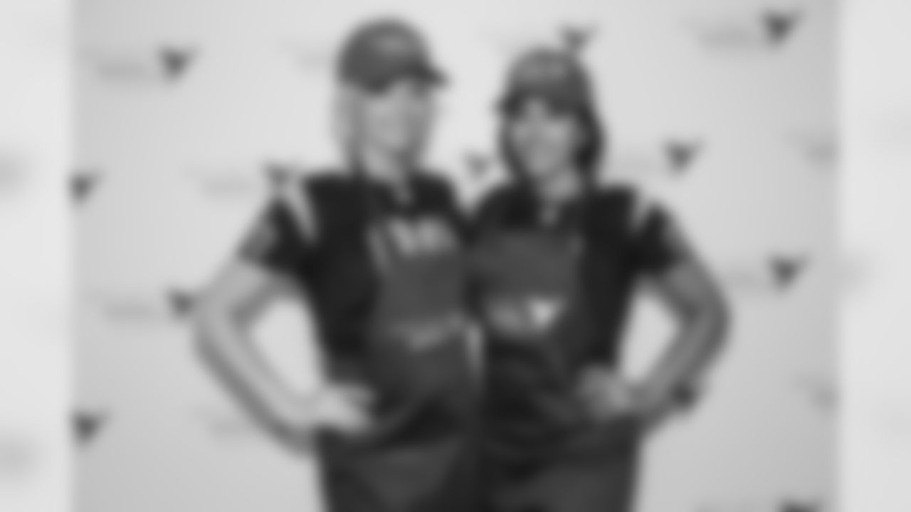 Project Angel Food provides Meals on Wheels and the Los Angeles Rams Community Service team joins the cause with volunteers, cheerleaders and former athletes. Tuesday, December 18, 2018, Los Angeles, CA. (Will Navarro/Rams)