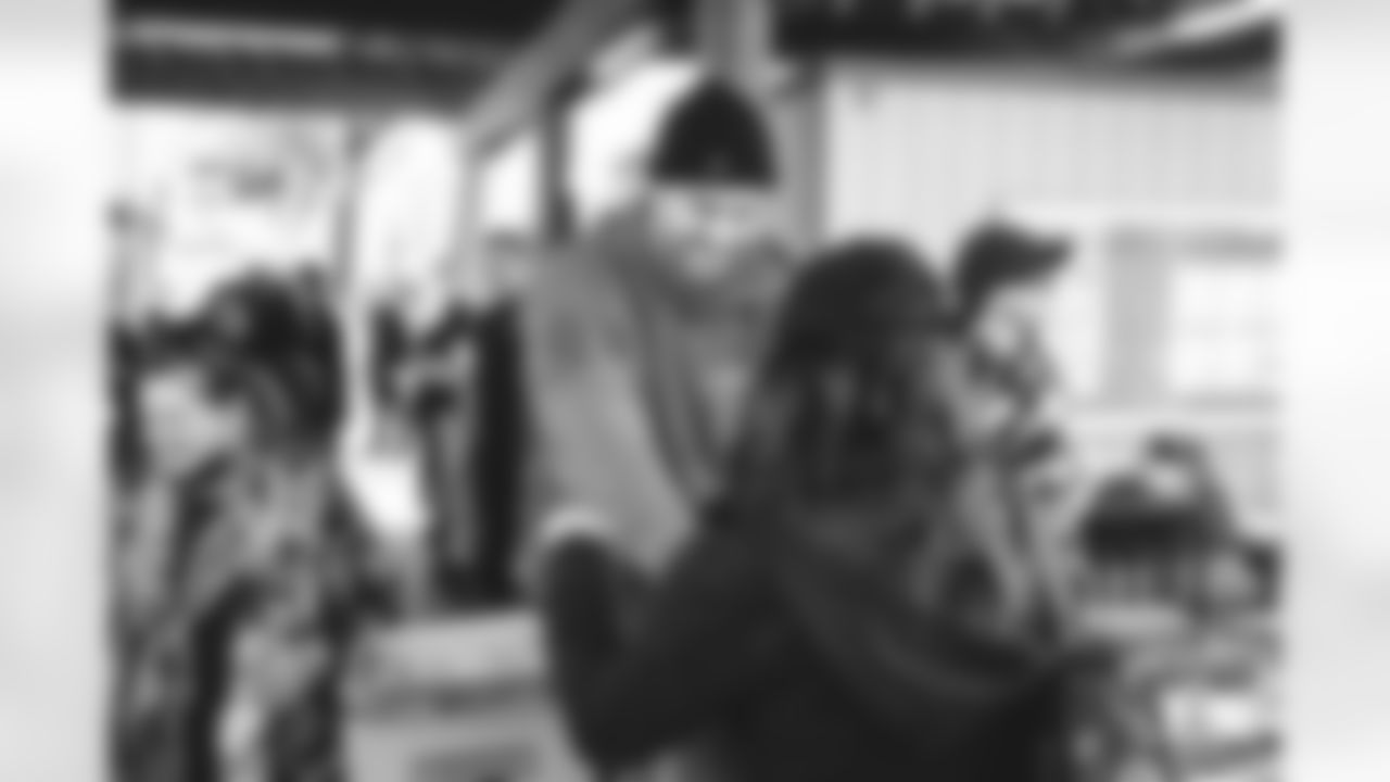 E_011823_Rams_AVPxPepsi_TacklingHunger_HY_0110