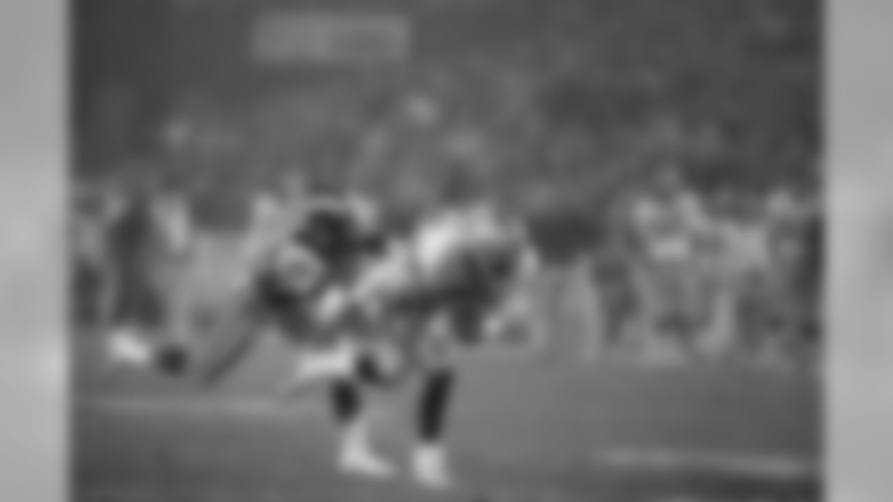 Los Angeles Raiders running back Marcus Allen (32) tries to lose Los Angeles Rams safety Johnnie Johnson as he makes a first down in the first quarter at Anaheim Stadium, Monday, Dec. 23, 1985, Los Angeles, Calif. (AP Photo/Rod Boren)