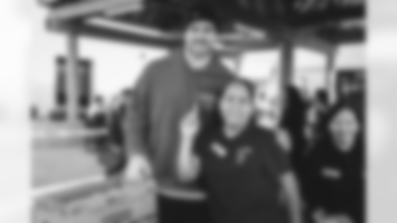 E_011823_Rams_AVPxPepsi_TacklingHunger_HY_0121