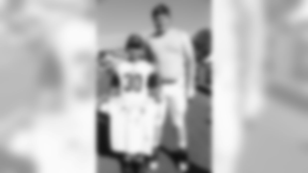 Center (60) Jake Eldrenkamp of the Los Angeles Rams takes a photo with fans during Day 6 of Training Camp, Wednesday, August 01, 2018, in Irvine, CA. (Will Navarro/Rams)