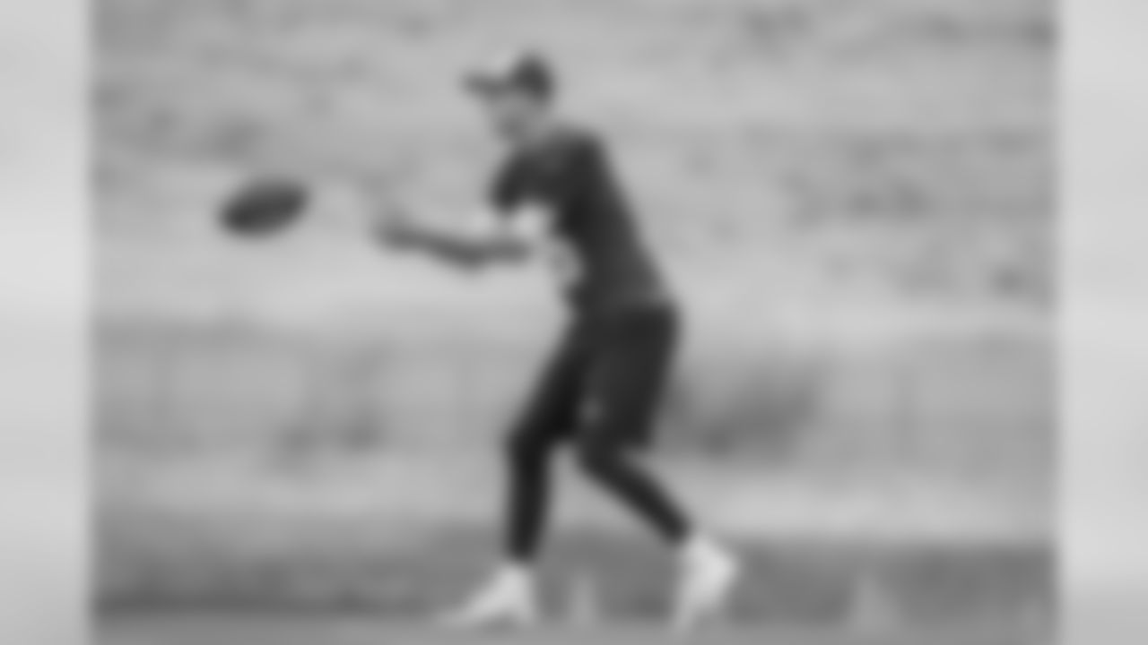 Quarterback (16) Jared Goff of the Los Angeles Rams practices on day 5 of Phase II of the offseason program workouts, Monday, May 6, 2019, in Thousand Oaks, CA. (Jeff Lewis/Rams)