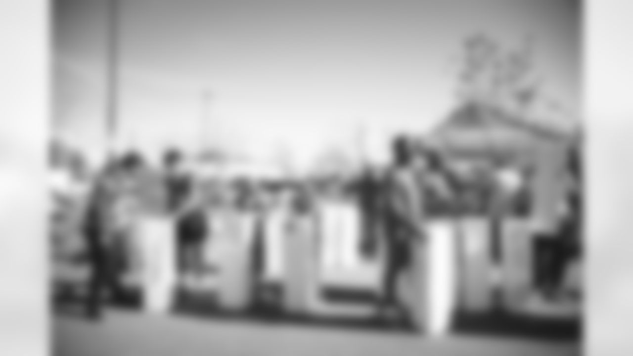 E_211218_Holiday_Distribution_8084