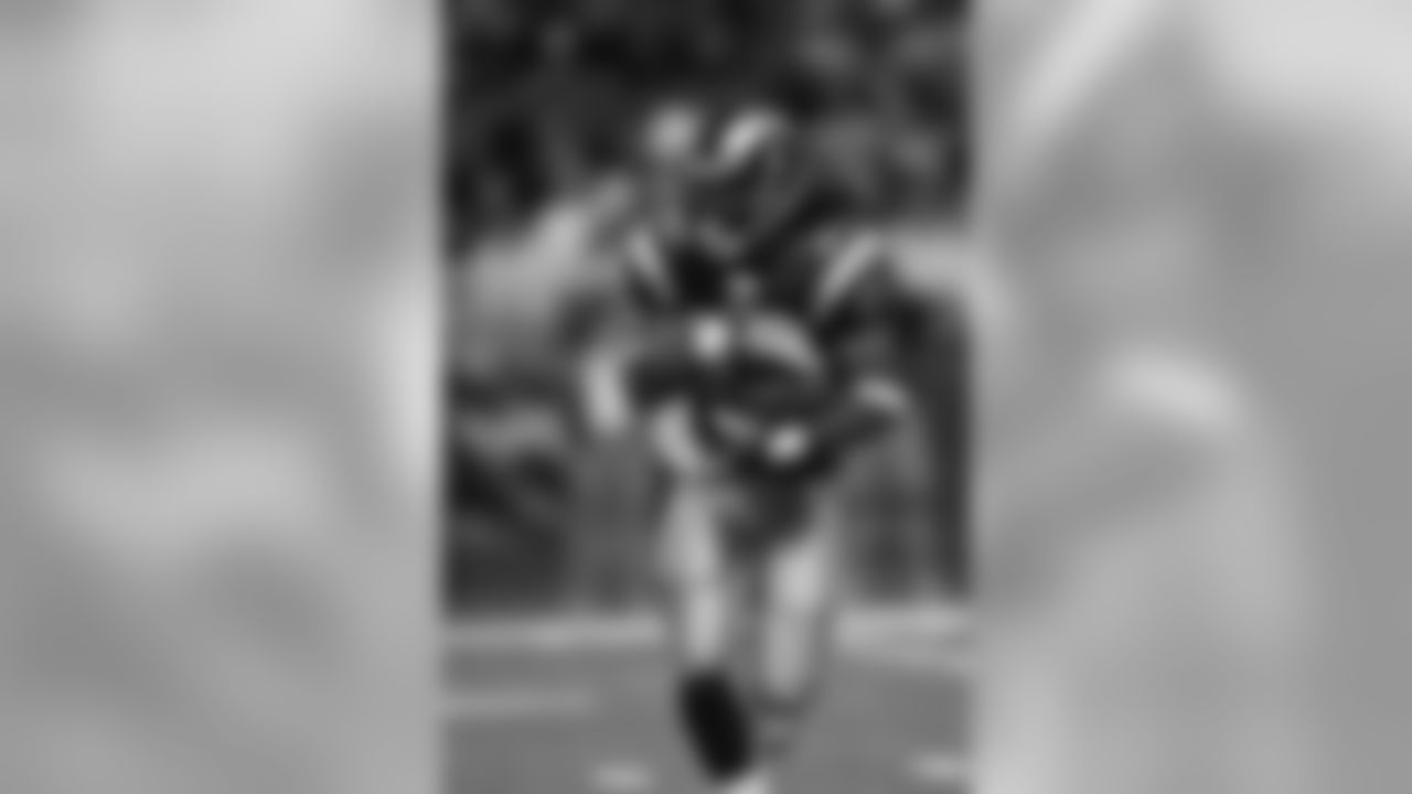 "ST. LOUIS, MO - OCTOBER 28: Steven Jackson #39 of the St. Louis Rams runs for yardage during 1st-half action against the Cleveland Browns at the Edward Jones Dome on October 28, 2007 in St. Louis, Missouri. (Photo by G. Newman Lowrance/St. Louis Rams)"