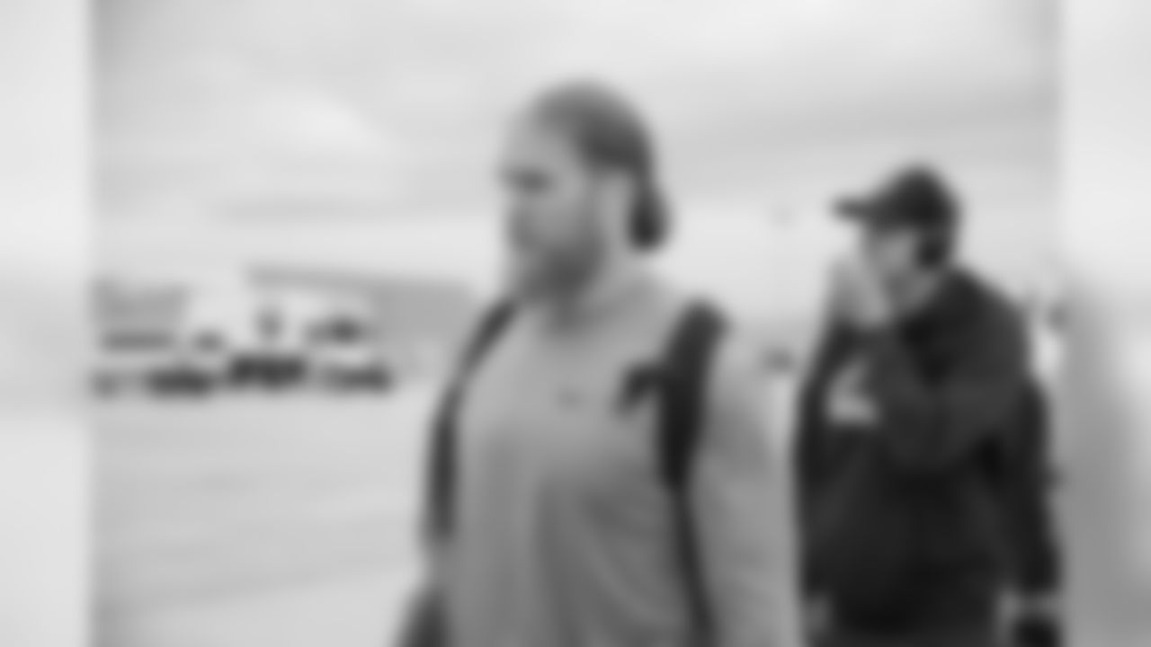 Linebacker (52) Clay Matthews of the Los Angeles Rams boards the plane to fly to Phoenix, Arizona, Saturday, November 30, 2019, in Los Angeles, CA. (Jeff Lewis/Rams)