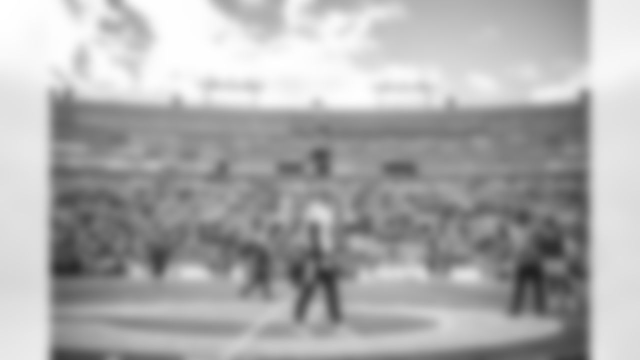 The Los Angeles Rams take on the Green Bay Packers during Week 12 of the 2021 regular season.
