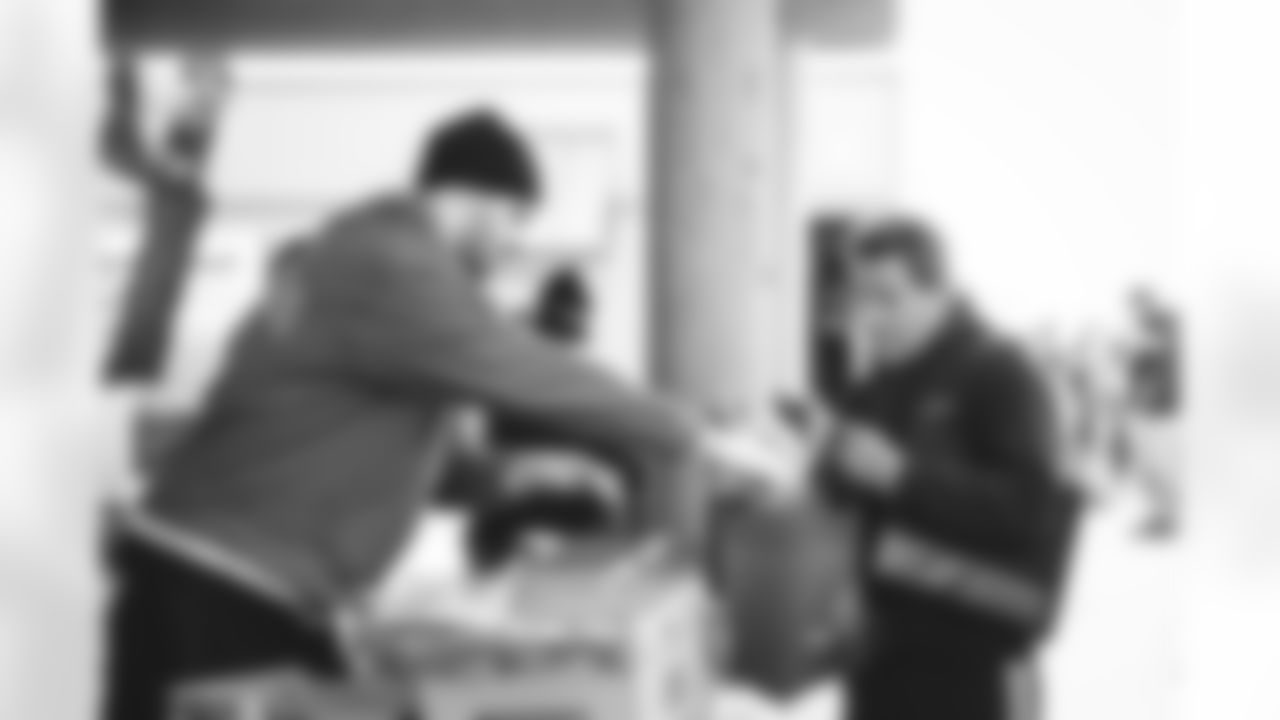 E_011823_Rams_AVPxPepsi_TacklingHunger_HY_0103