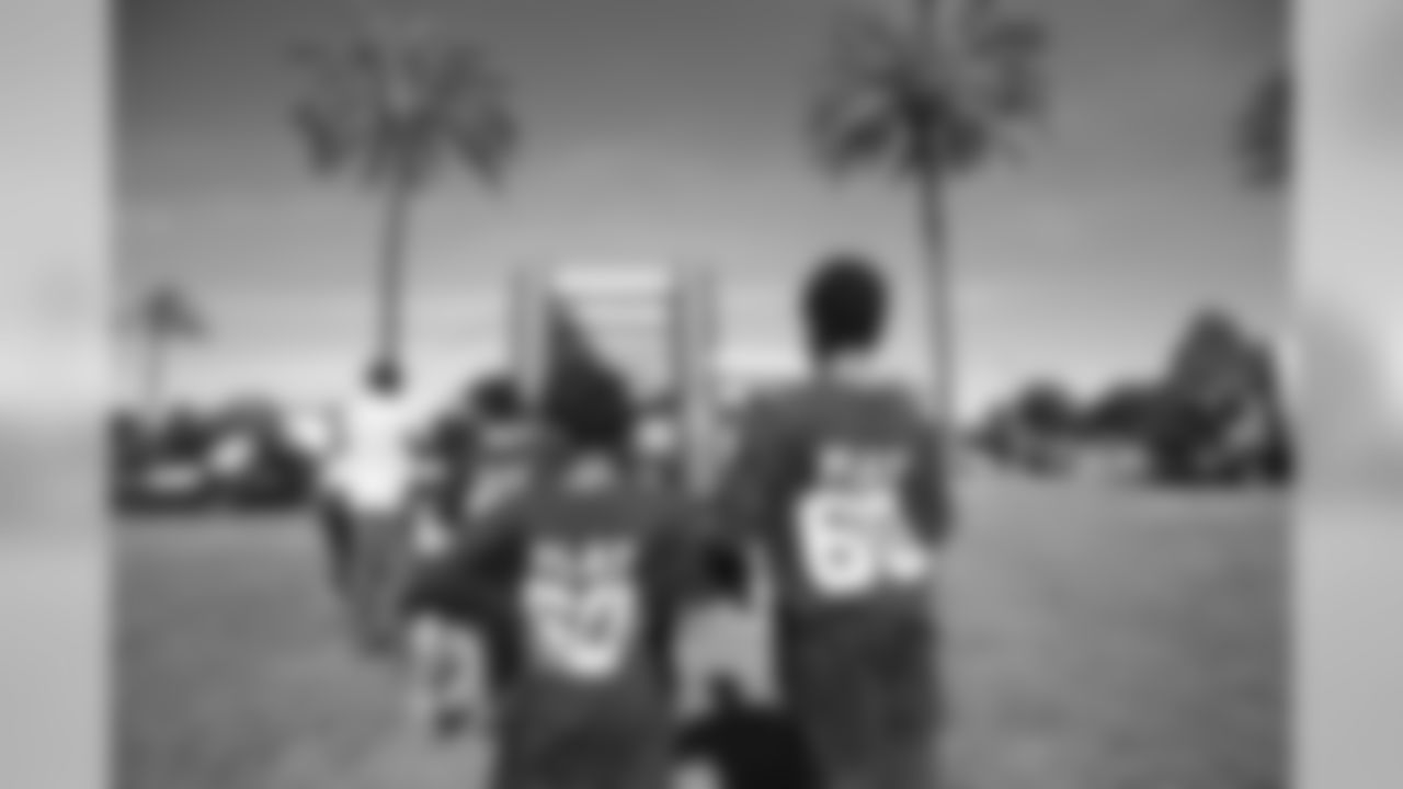 The Los Angeles Rams host a Play60 event with local community volunteers and families on Los Angeles Air Force Base Fort MacArthur. Rampage and USO volunteers lend a helping hand during on field obstacles. Saturday, April 6, 2019 in Los Angeles, CA. (Will Navarro/Rams)