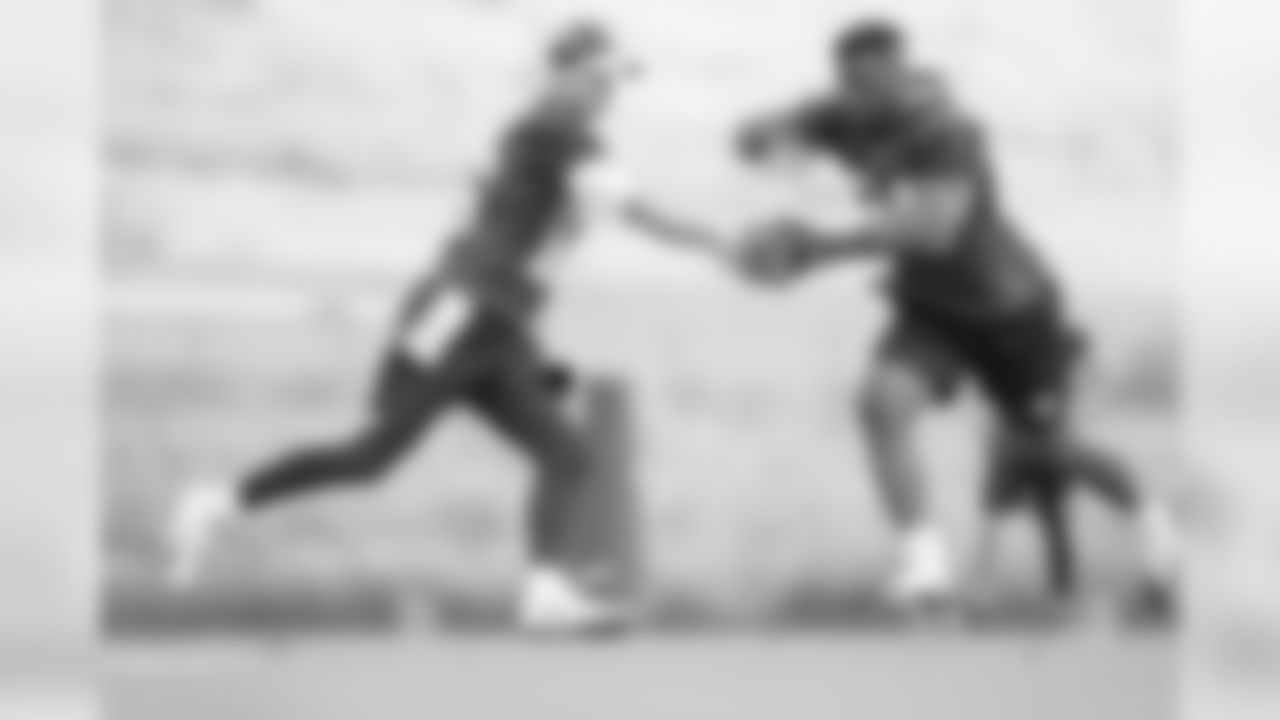 Quarterback (16) Jared Goff of the Los Angeles Rams hands the ball off to (34) Malcolm Brown during work outs on Day 1 of Phase II of the offseason workouts, Monday, April 29, 2019, in Thousand Oaks, CA. (Jeff Lewis/Rams)