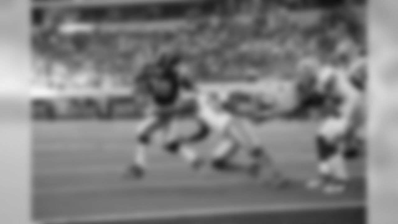 "St. Louis Rams Steven Jackson runs for yardage against the Dallas Cowboys during an NFL Football game on October 23, 2011 in Arlington, TX. The Cowboys won 34-7. (Photo by G. Newman Lowrance/St. Louis Rams)"