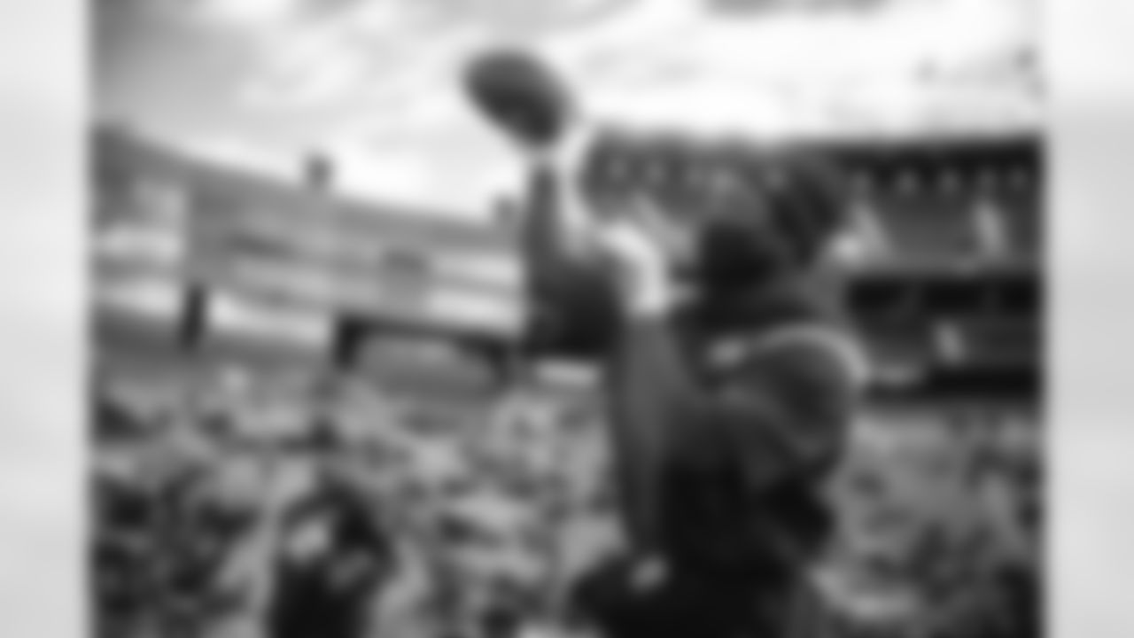 The Los Angeles Rams take on the Green Bay Packers during Week 12 of the 2021 regular season.