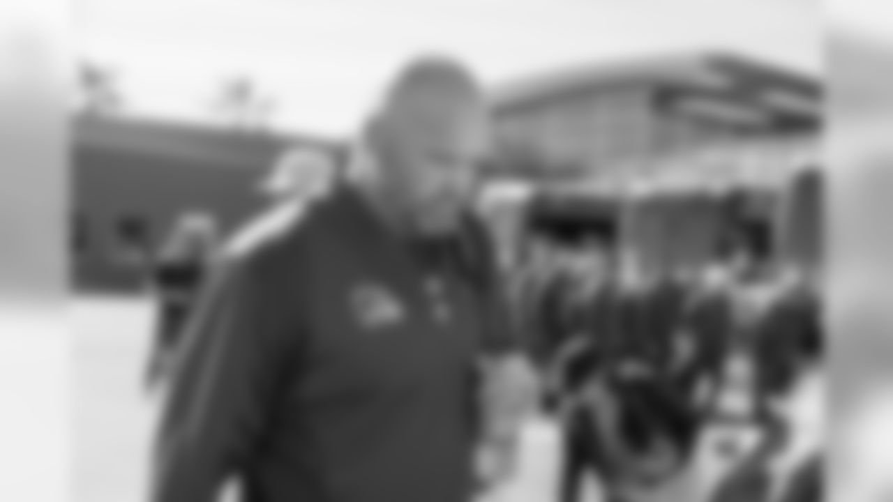 Tackle (77) Andrew Whitworth of the Los Angeles Rams gets on the plane at LAX to fly to Atlanta for Super Bowl LIII, Sunday, January 27, 2019, in Los Angeles, CA. (Jeff Lewis/Rams)