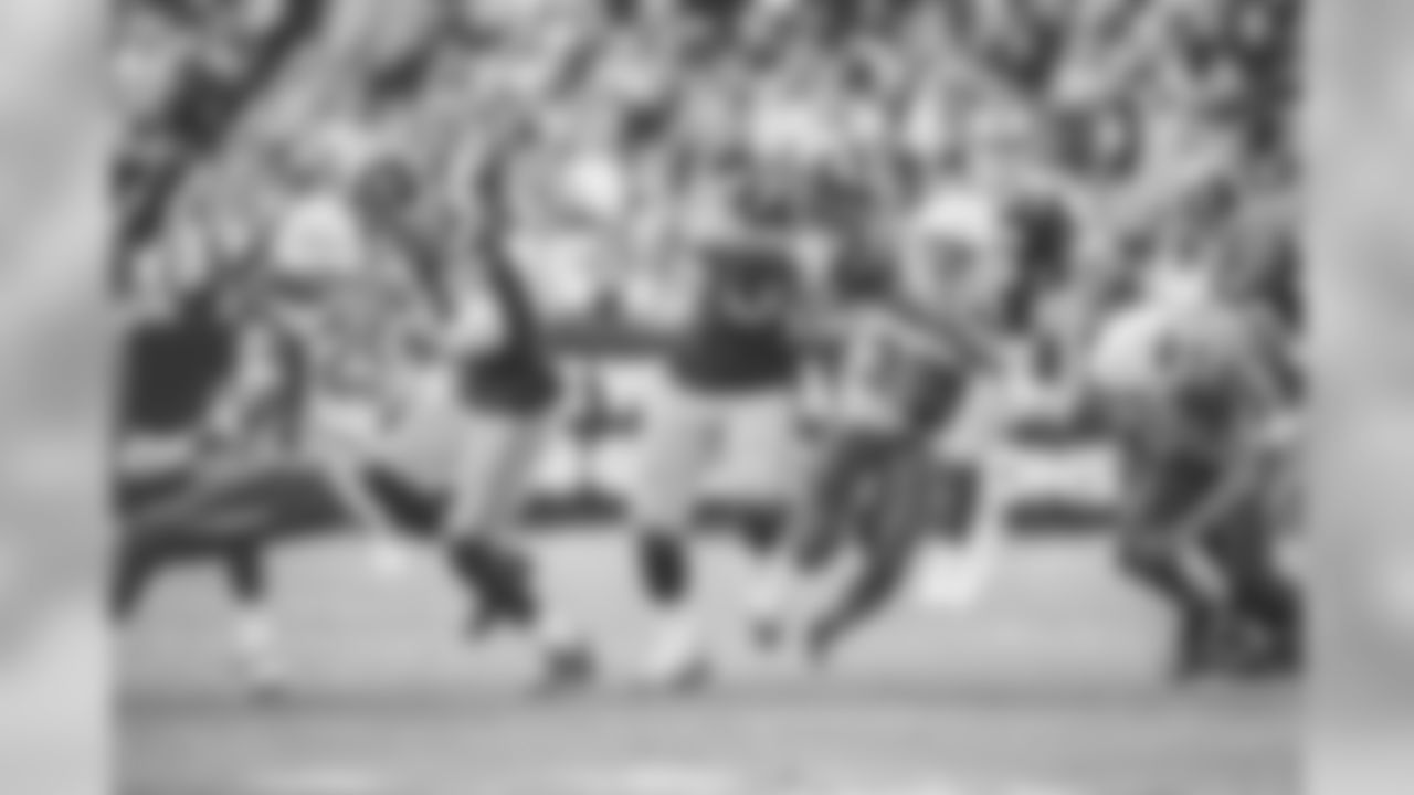 Running back (34) Malcolm Brown of the Los Angeles Rams runs the ball against the Arizona Cardinals during the Rams 31-24 victory over the Cardinals in an NFL Week 17 regular season game, Sunday, December 29, 2019, in Los Angeles, CA. (Jeff Lewis)